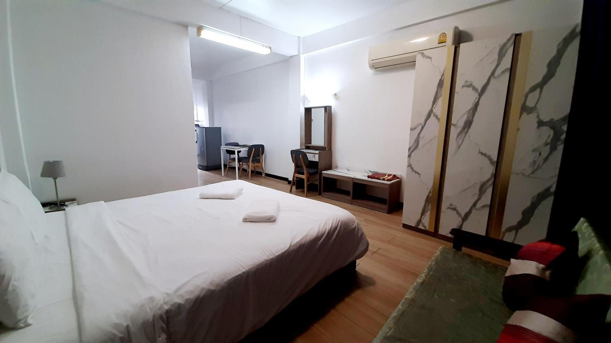 City Plaza Nana Hotel Bangkok Bagian luar foto